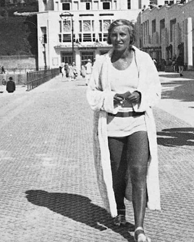 Woman with Yellow Hair — image 4