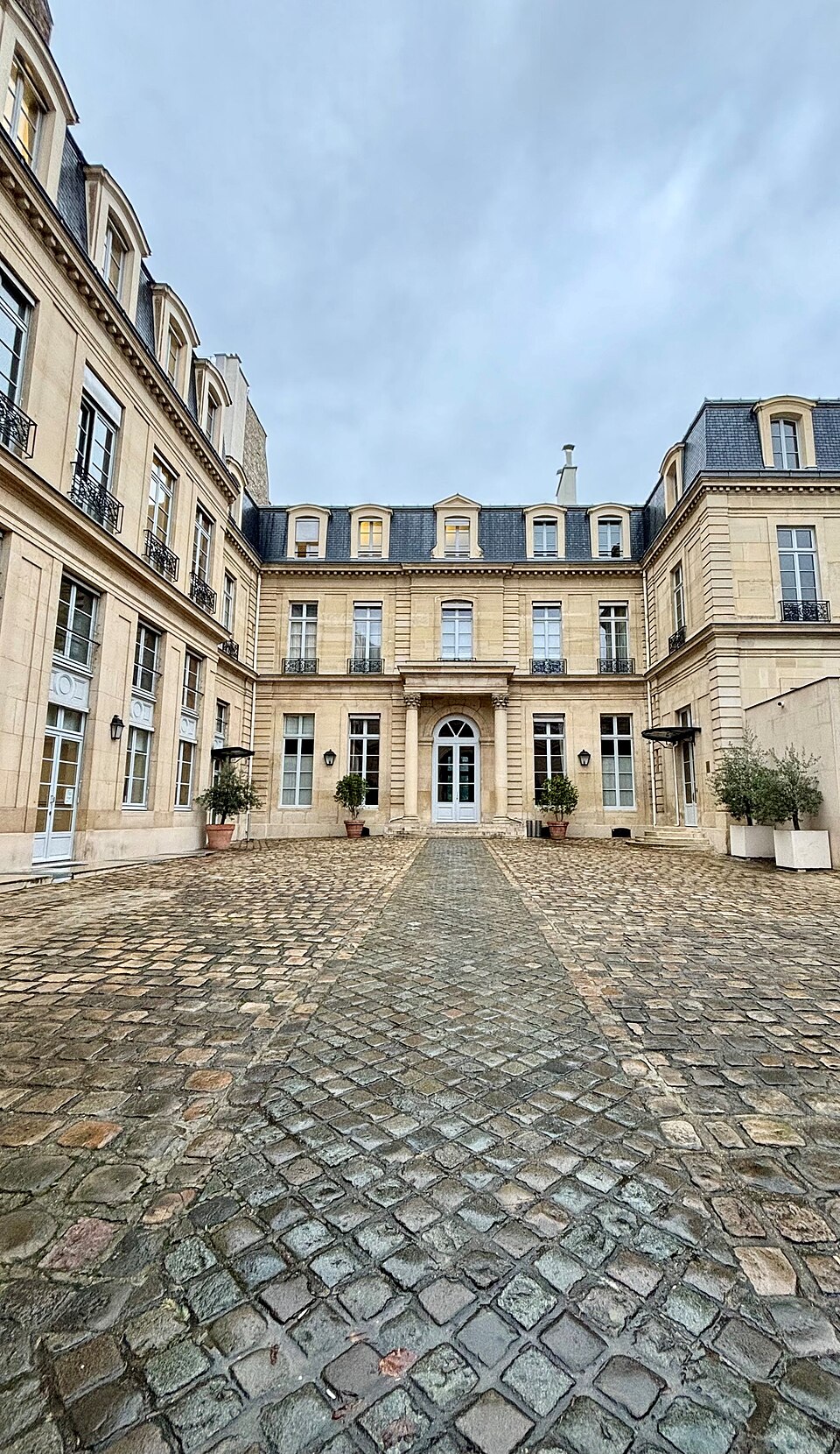 The Faubourg Saint Germain — image 6