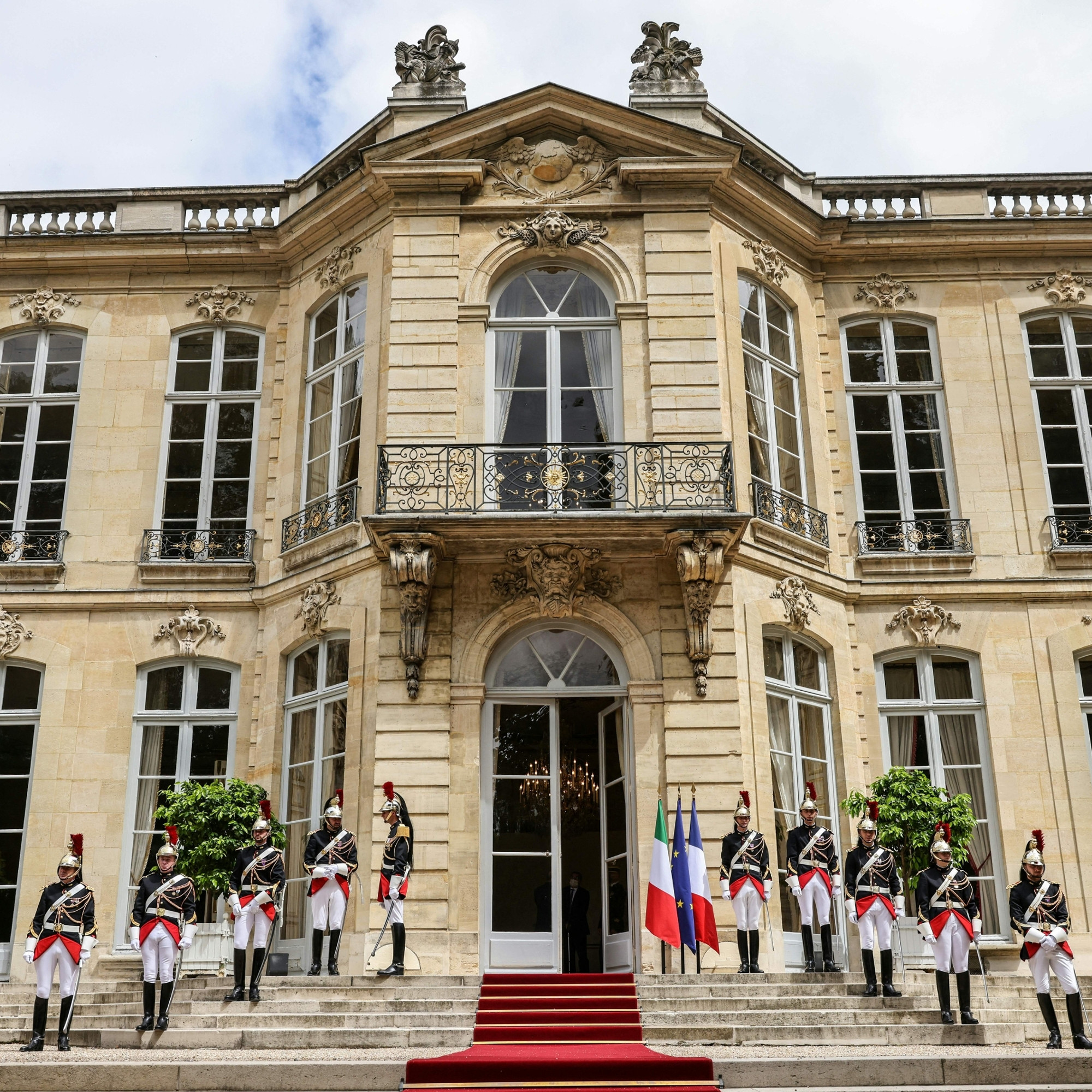 The Faubourg Saint Germain — image 4
